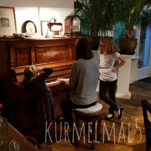 Enkel spielt Klavier, Kurmelmal5