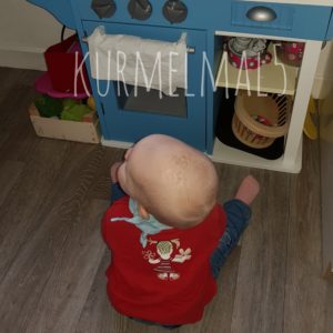 Baby vor der Spielküche, Kurmelmal5